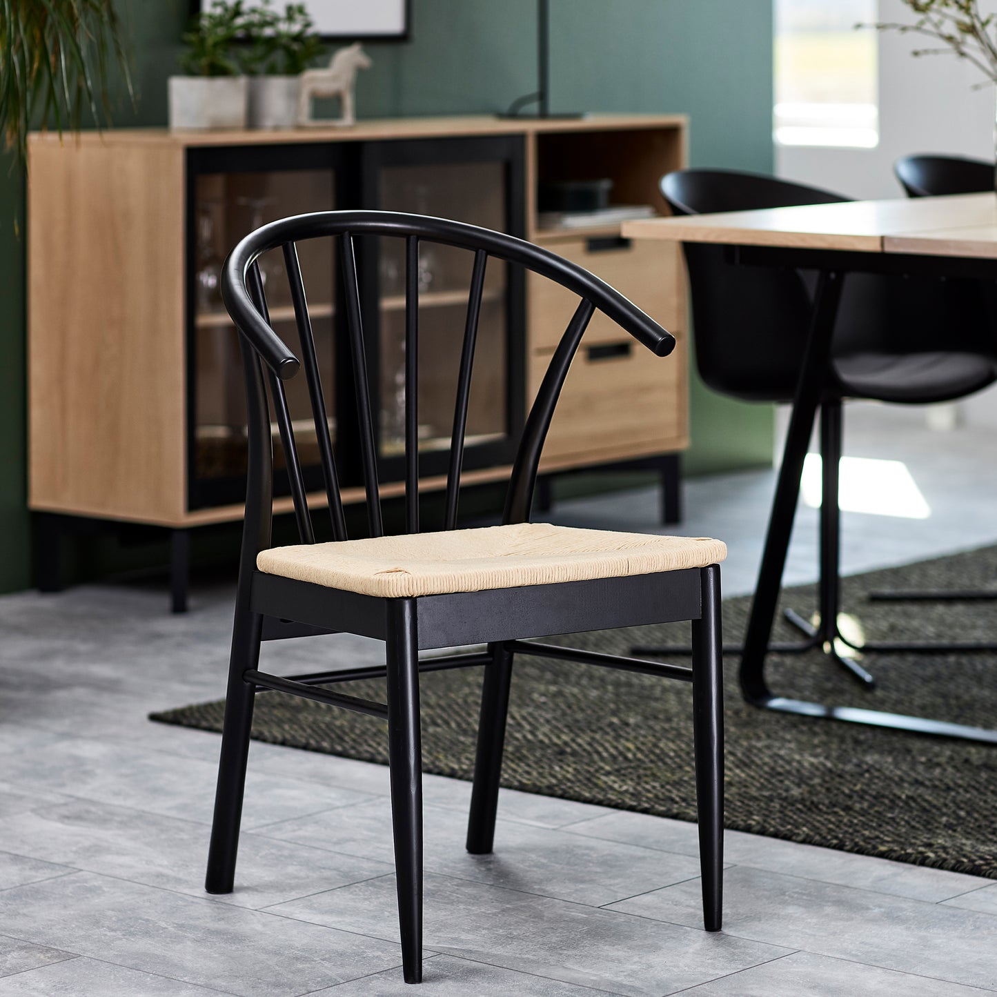 Montreux Round Extending Dining Table in Black 115-154 cm Includes 4 Cassandra Dinning chair includes Armrest in Black